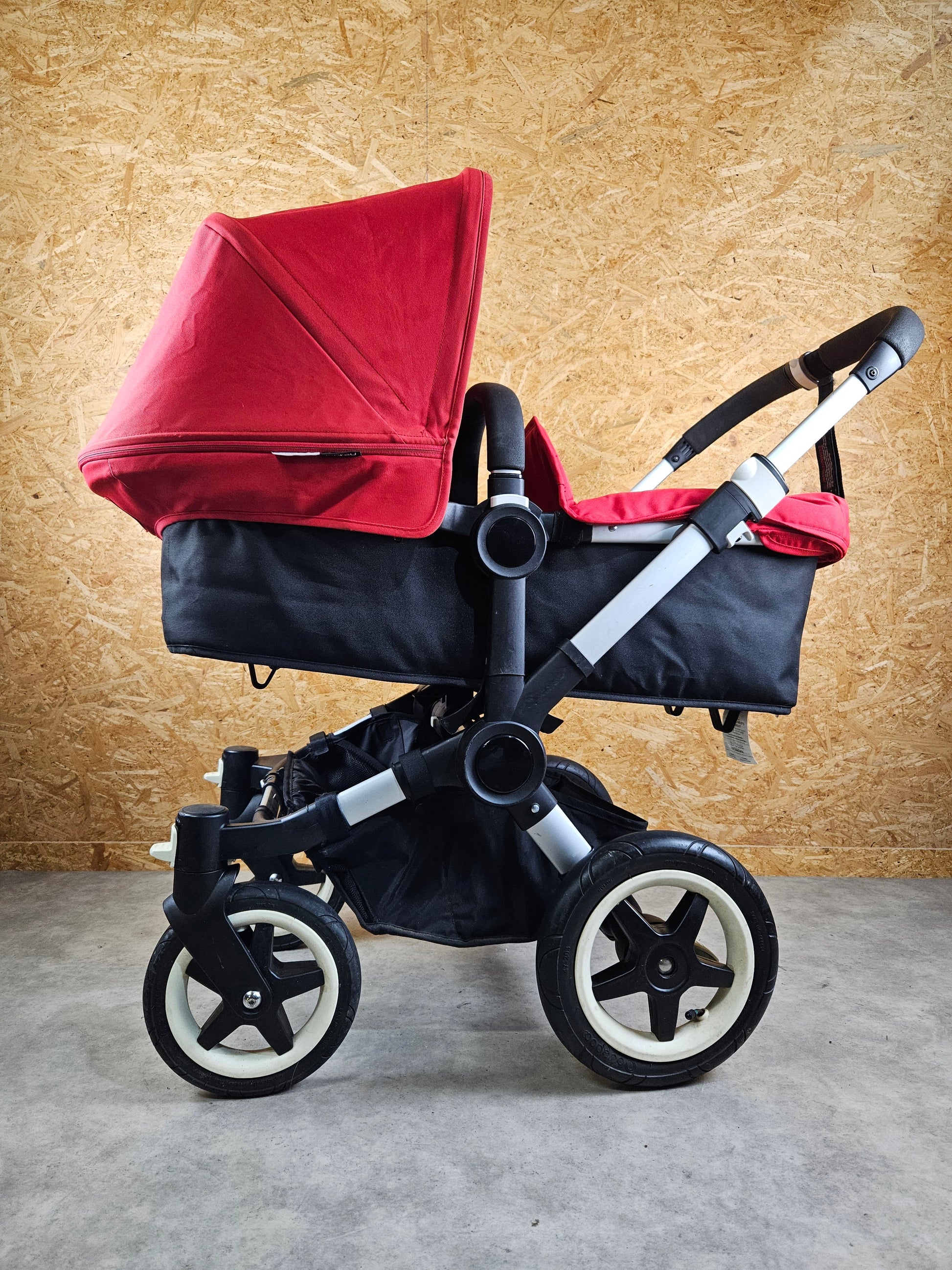 Bugaboo - Donkey Geschwister Kinderwagen (1 Liegewanne / 1 Sportsitz) Inkl. Seitliche Gepäcktasche - Schwarz Rot
