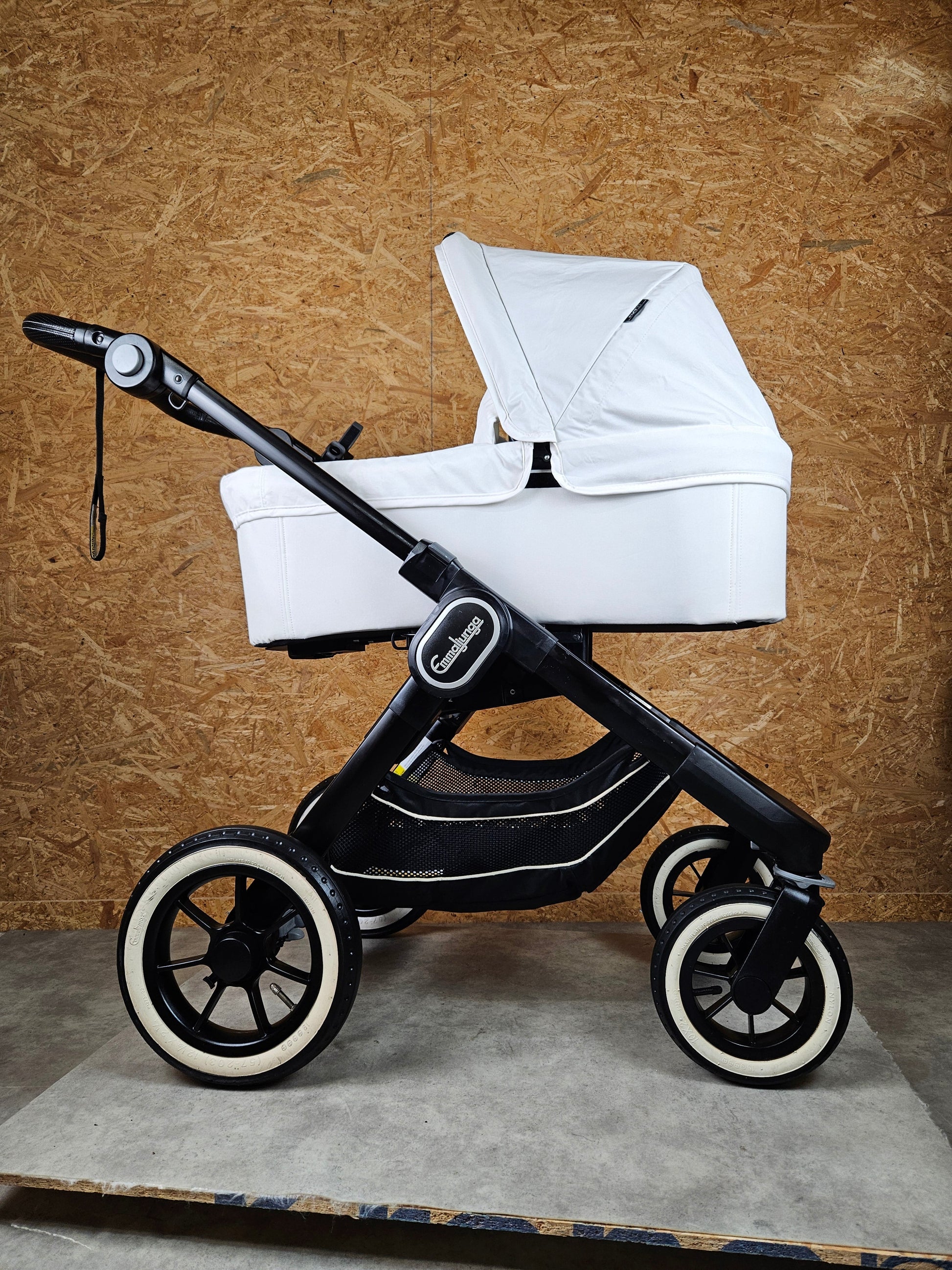 Emmaljunga - Nxt90 Flat Outdoor Kombikinderwagen (sportsitz und Liegewanne) - Schwarz / Weiß in Gutem Zustand am Besten