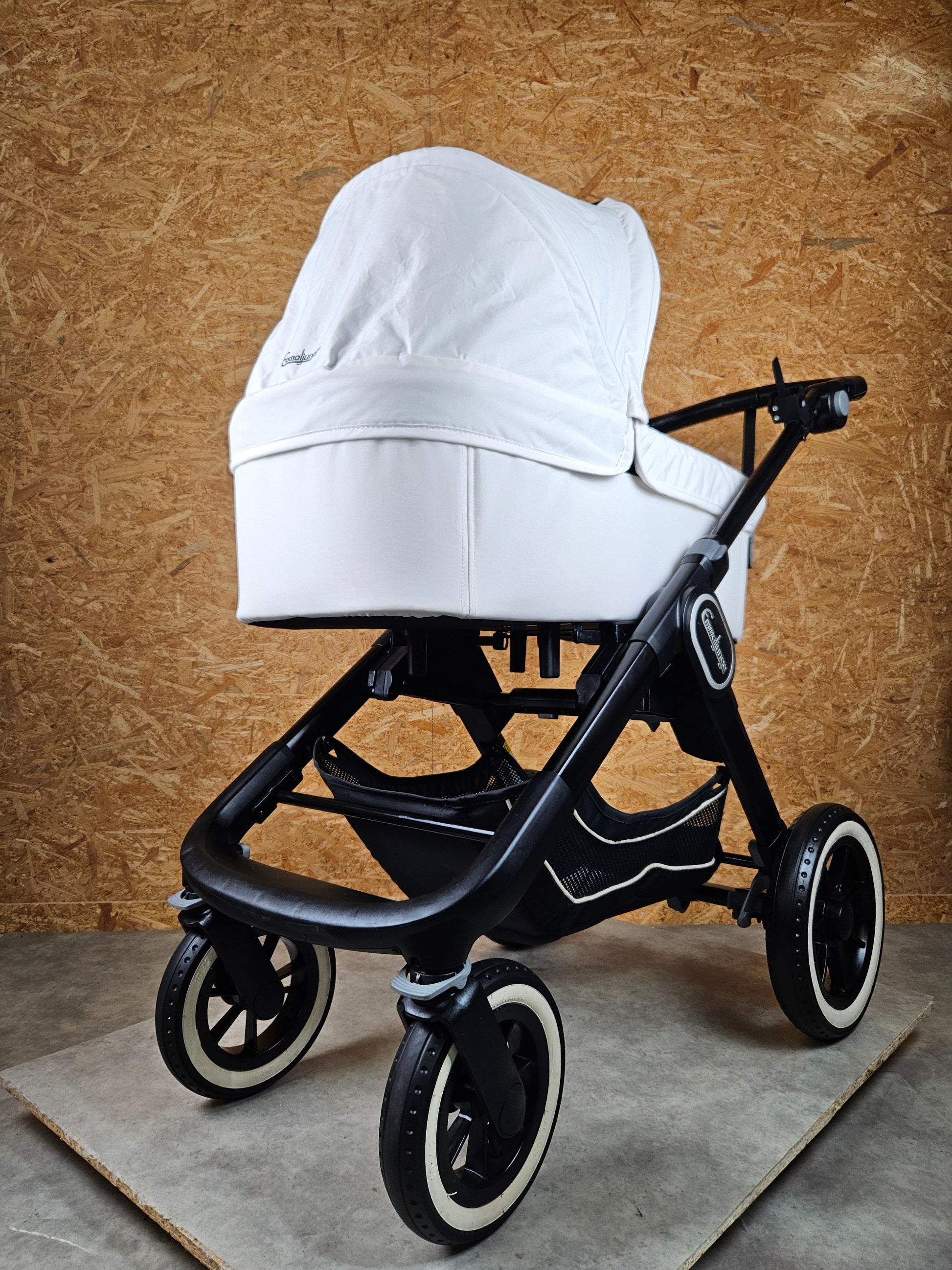 Emmaljunga - Nxt90 Flat Outdoor Kombikinderwagen (sportsitz und Liegewanne) - Schwarz / Weiß in Gutem Zustand am Besten